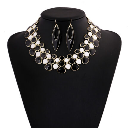 Collar tipo gargantilla MANILAI para mujer: collar llamativo estilo babero, elaborado en aleación robusta con detalles de esmalte y diseño de maxi joyería (modelo CE3026).