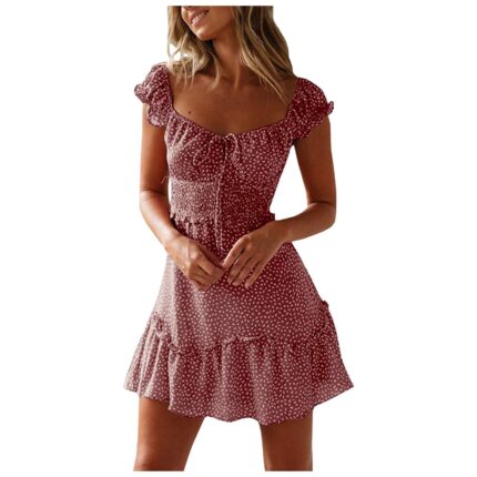 Vestido corto de manga corta con estampado floral, cuello en U, cintura alta y diseño de paneles con volantes.