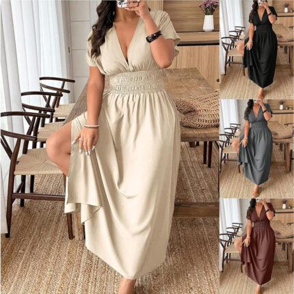 Maxivestido plisado de corte holgado, con cuello en V, manga corta, cintura alta y abertura.